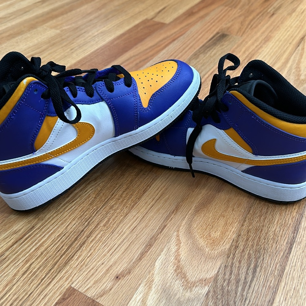 EUC Air Jordan 1 Mid - Lakers colors - Picture 4 of 10